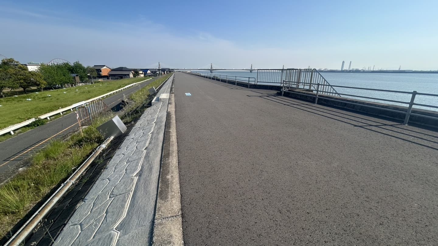 令和4年度揖斐川白鶏高潮堤防嵩上工事完了後の写真