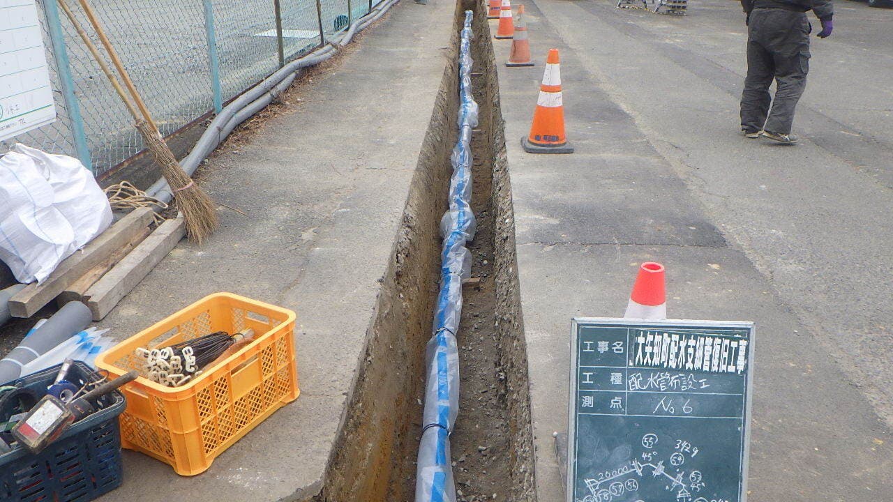 大矢知町配水支細管復旧工事中の写真